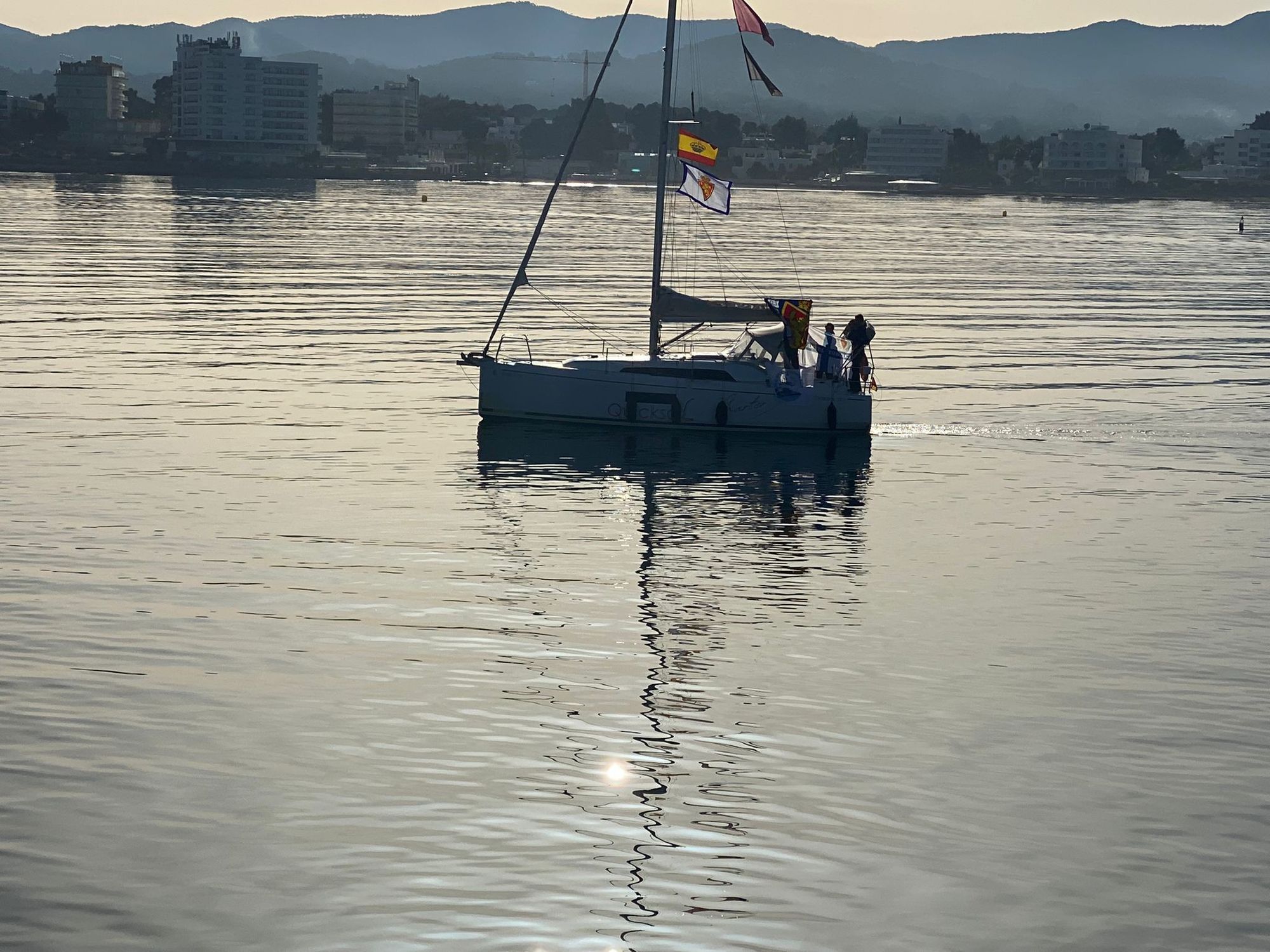 En velero para ver la UD Ibiza frente al Real Zaragoza