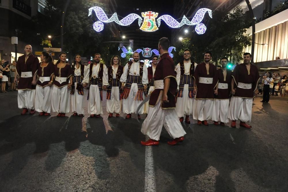 Desfile de Moros y Cristianos por las calles de Mu