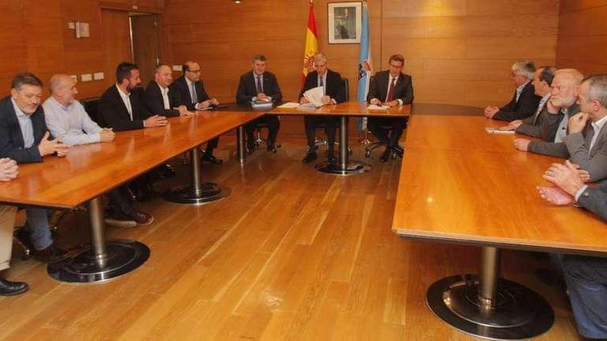 Francisco Conde y Alberto Núñez Feijóo, al fondo en el centro, durante la reunión con los alcaldes de A Costa da Morte y Fisterra, ayer en la Xunta.