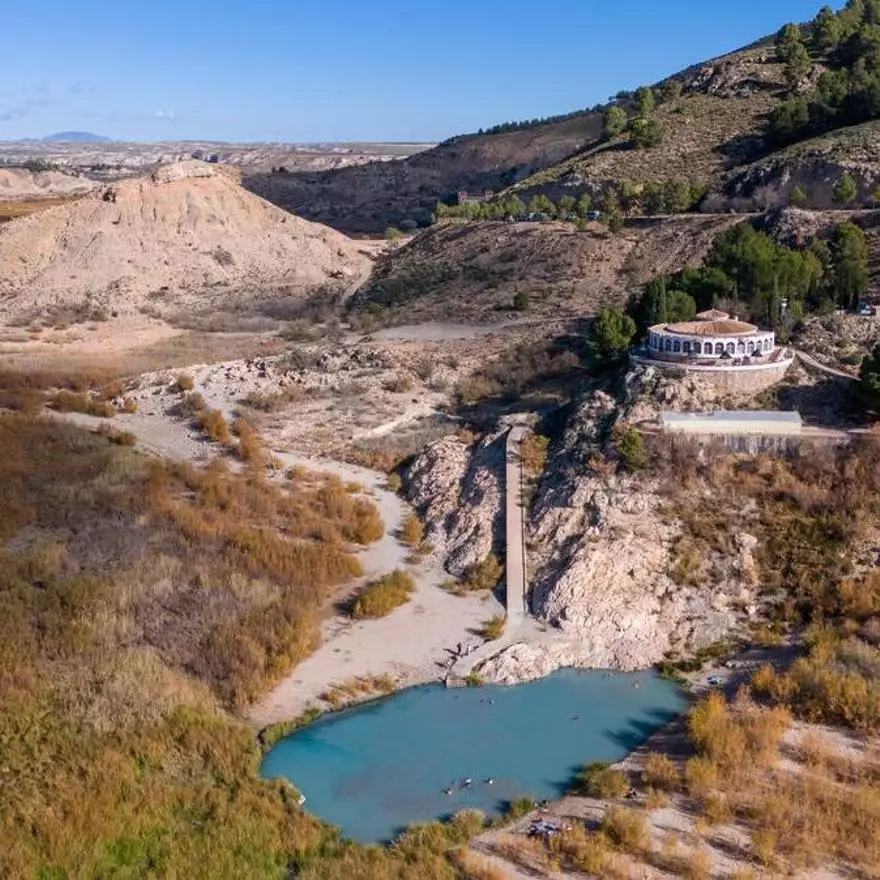 El pueblo blanco de Granada con termas romanas y aguas a más de 30 grados