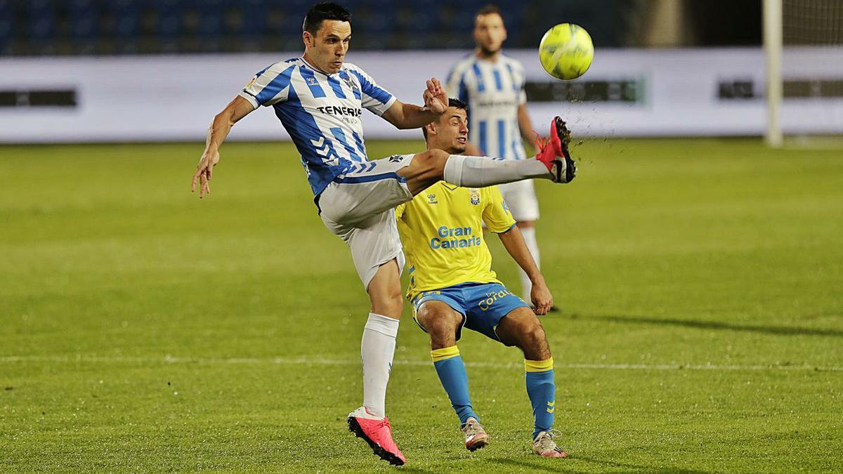 Ramón Folch despeja delante de Sergio Ruiz en el derbi de la primera vuelta.