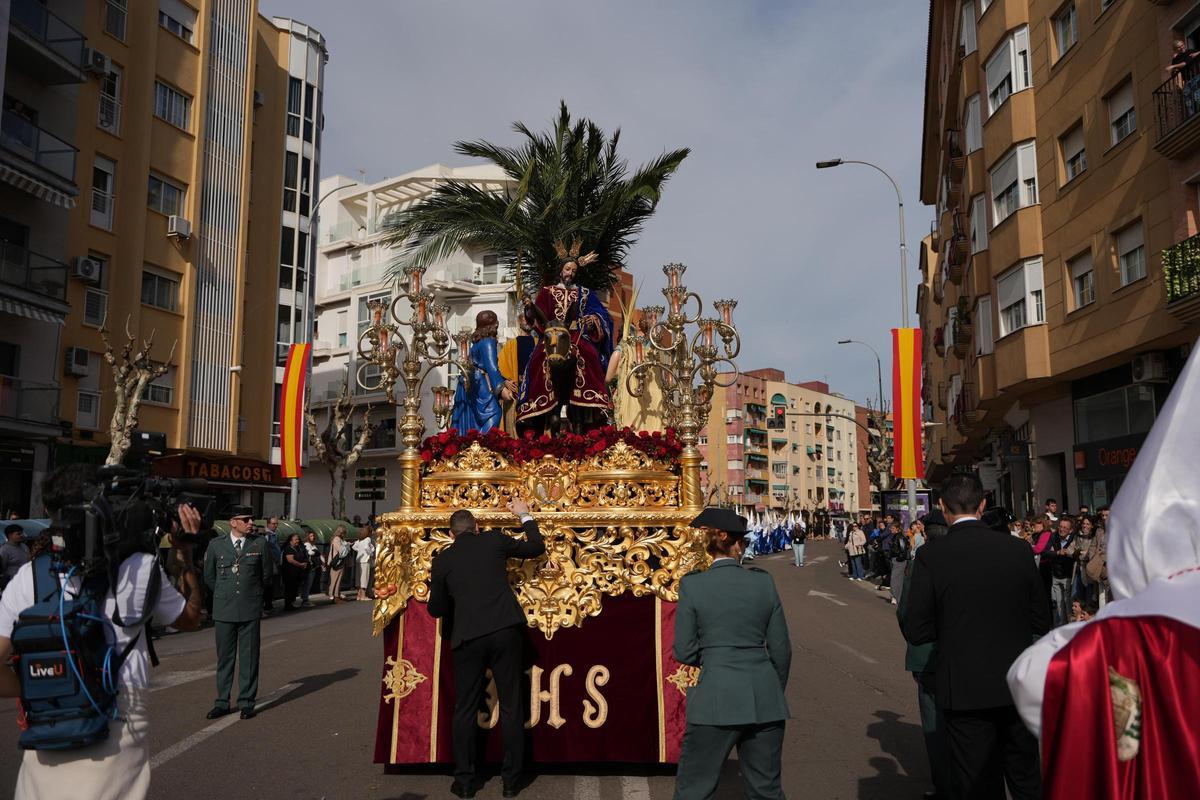 La Borriquita procesiona por la avenida Ricardo Carapeto de Badajoz.