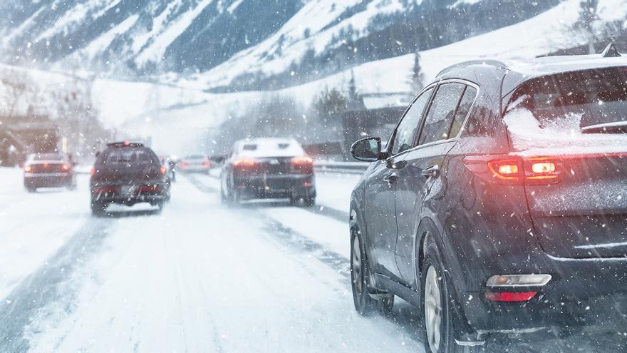 Prohibido adelantar con mal tiempo: la multa de la DGT que pilla por sorpresa a los conductores