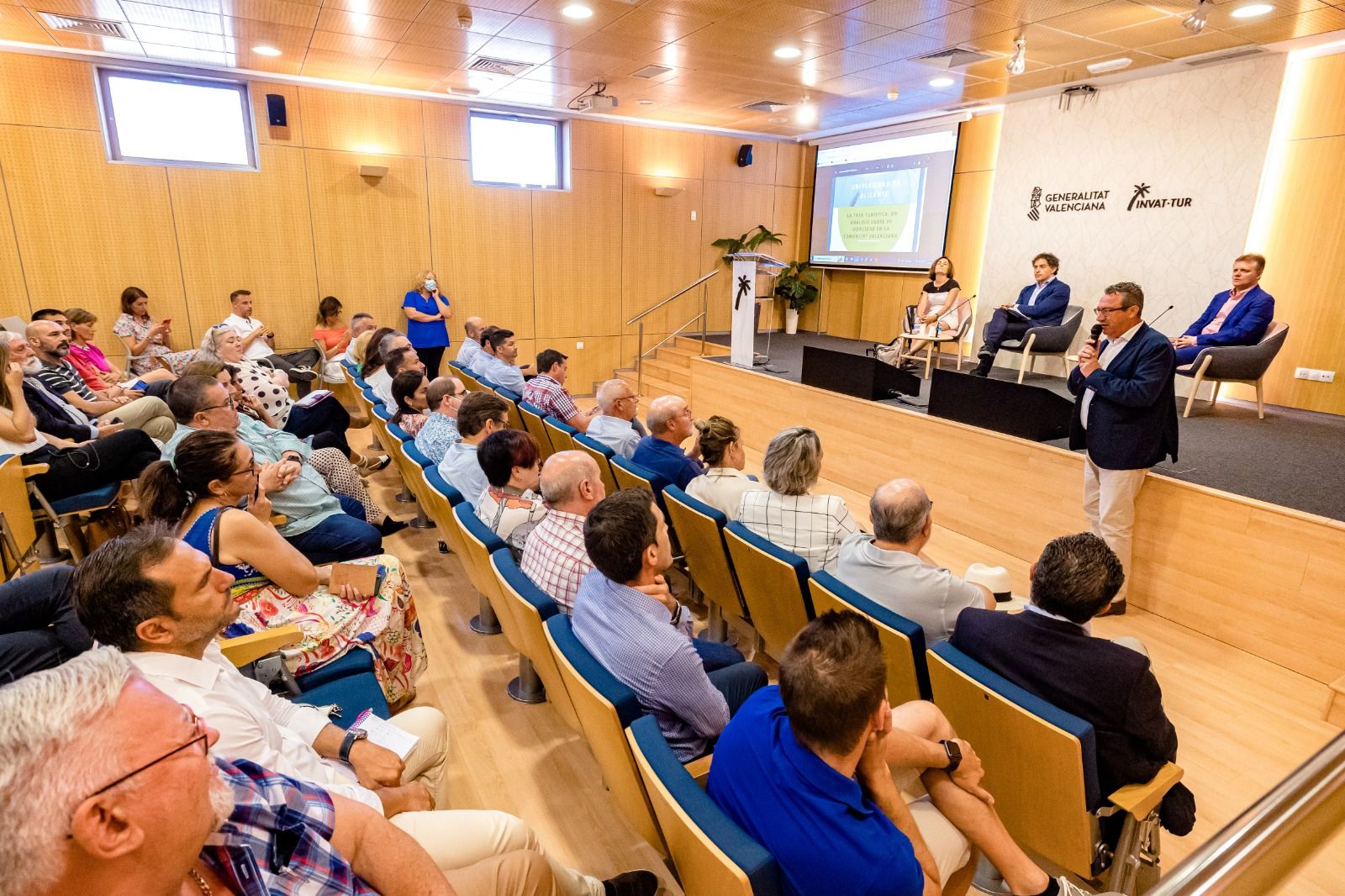 Toni Pérez, alcalde de Benidorm, durante el turno de debate.