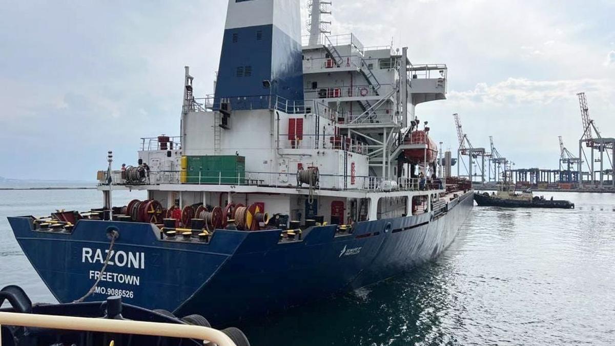 Parte del puerto de Odesa el primer barco comercial desde que empezó la invasión de Ucrania.