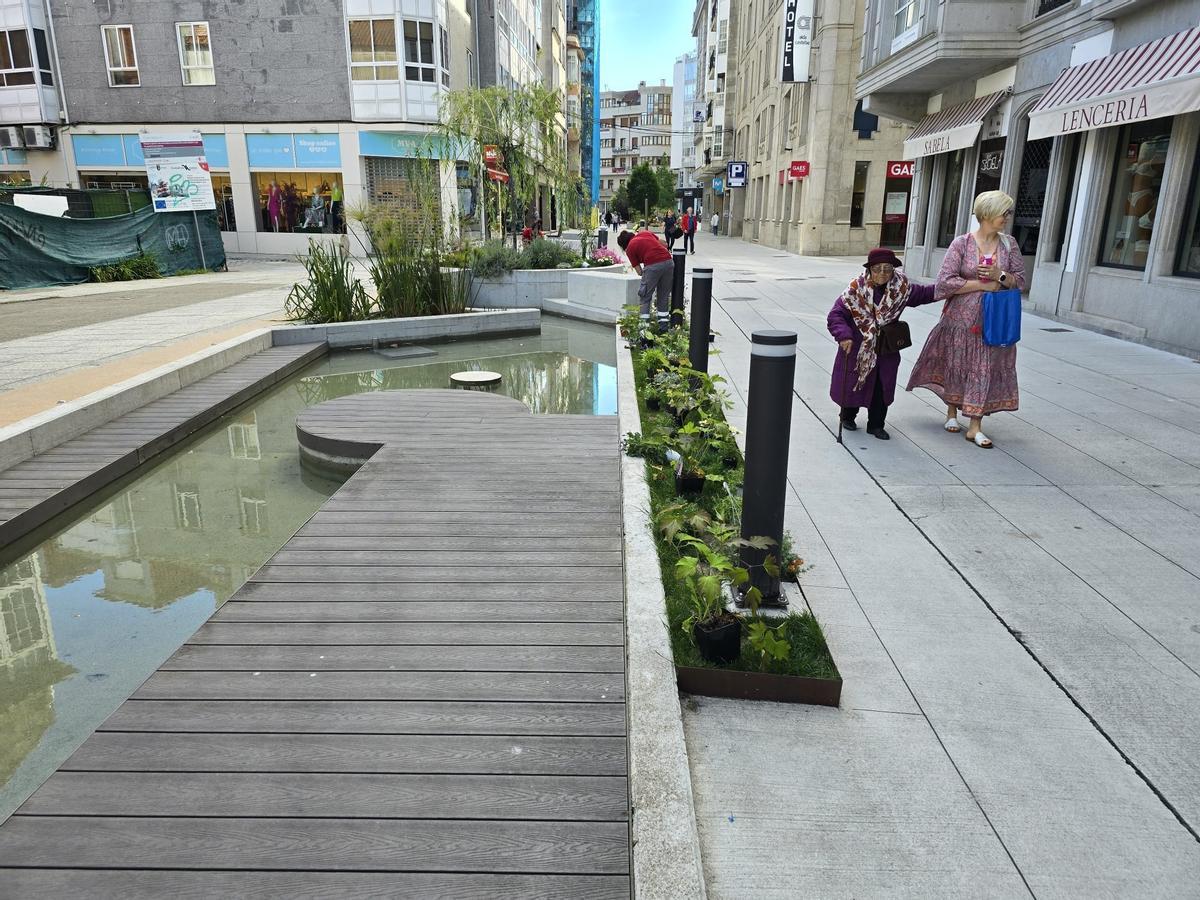 Los operarios municipales se encargan esta mañana de recuperar los deteriorados jardines de la peatonalizada calle de Arzobispo Lago, en Vilagarcía.
