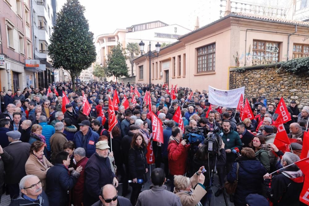 Manifestación de los jubilados frente a la sede de la Seguridad Social