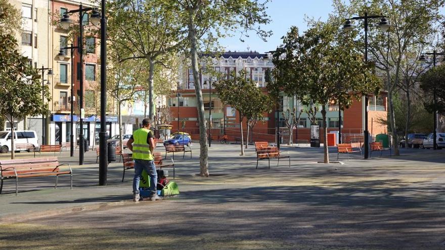 Un operario trabaja en las obras de la Plaça de la Coronació