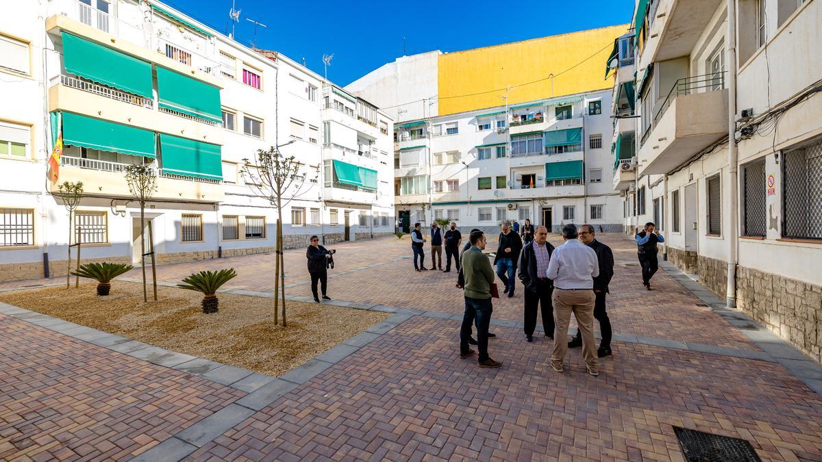 Plaza del Prelado Antonio Bayona, ubicada en el barrio de Foietes-Colonia Madrid, recientemente remodelada con fondos de la Edusi y donde el Ayuntamiento tiene ya ocho viviendas sociales.