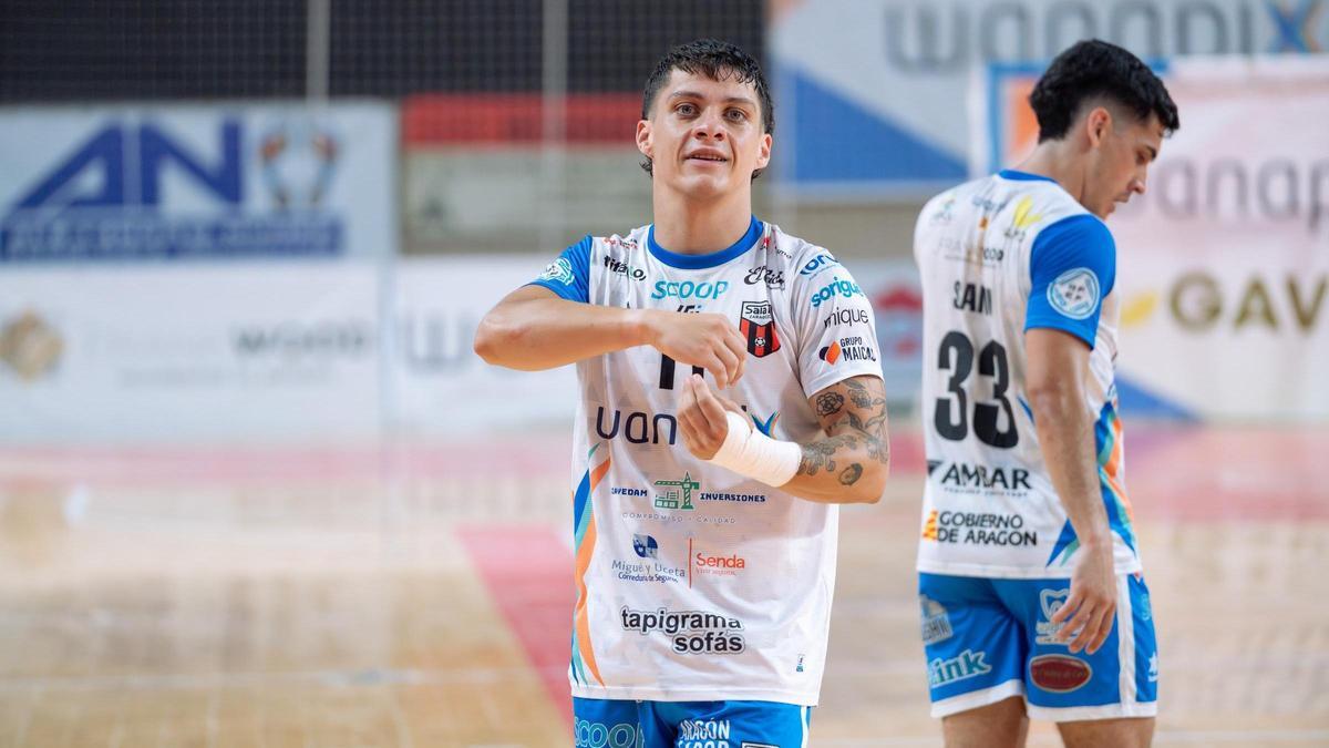 Juan Brasesco celebra su gol en el primer partido de la eliminatoria contra el Zambú Pinatar.