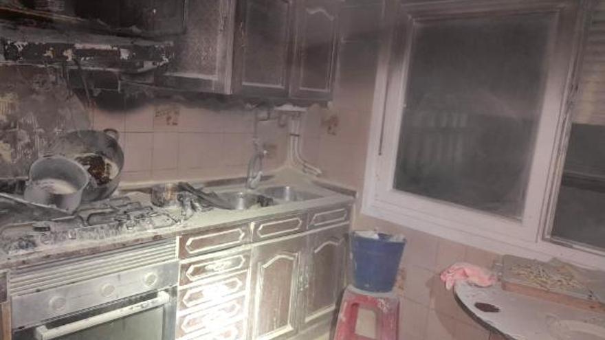 Un descoido e unha tixola ao lume provocaron un incendio nunha vivenda de Ribeira