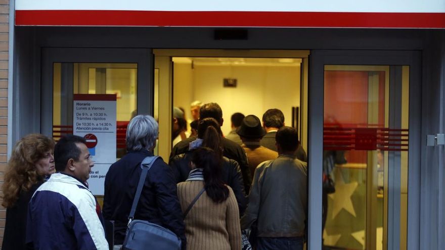 Desempleados a la puerta de una oficina de empleo