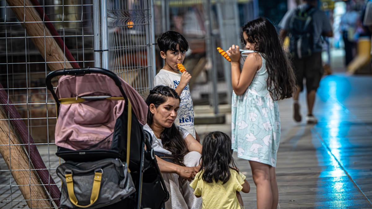 Imatge d'arxiu d'una família durant l'estiu.