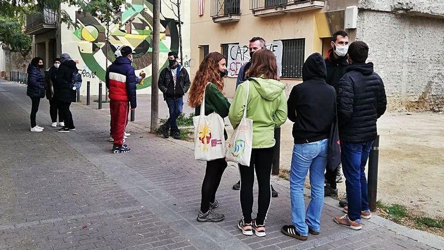 Concentració davant del bloc del carrer d&#039;Ignasi Balcells, dilluns