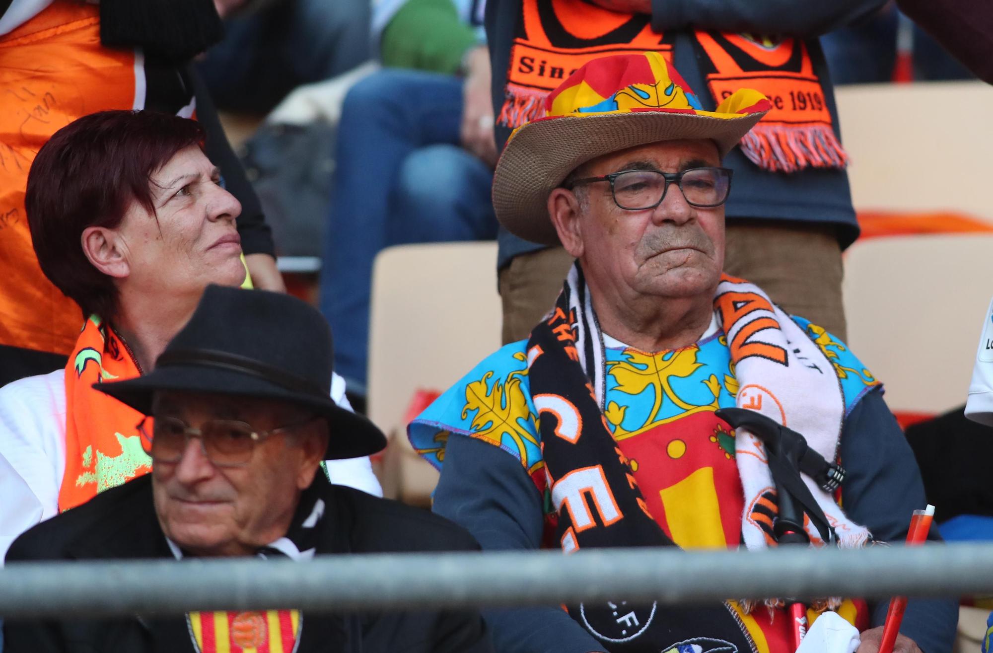 La afición valencianista llena de color el estadio de La cartuja