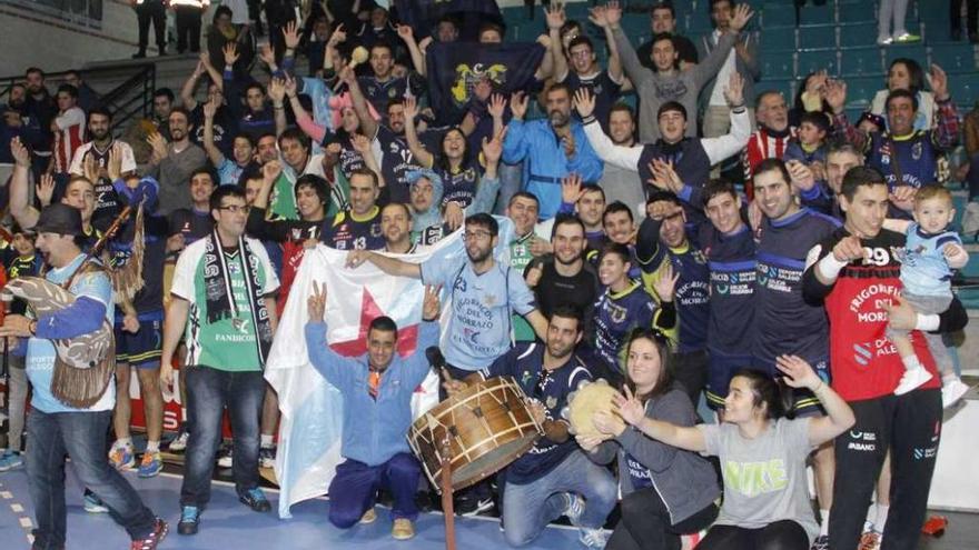 Jugadores y aficionados celebran el gran papel del Cangas en la EHF tras el partido del domingo. // S.Á.