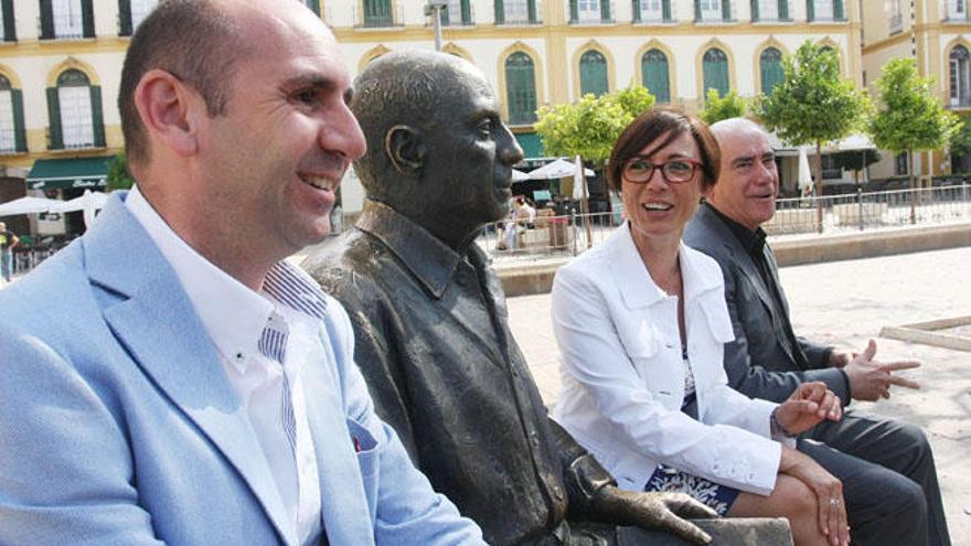 Francisco Conejo, María Gámez y Luciano Alonso posan con la estatua de Picasso.