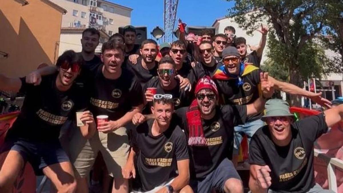 La plantill del Garbí, de festa durant la rua per celebrar l’ascens.