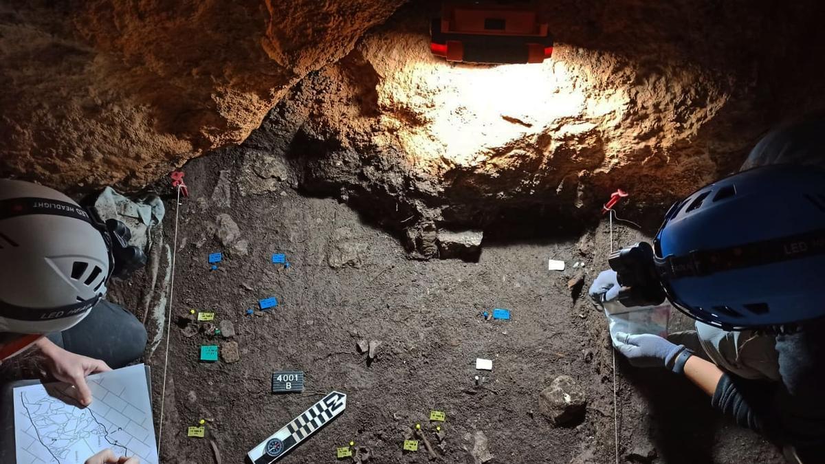 Trabajos de arqueología en las instalaciones de la cueva y el paraje de la Crebada-Cova dels Aragonesos de Atzeneta.