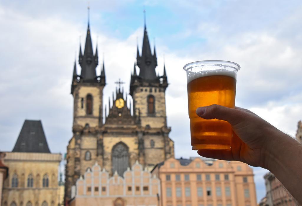 Disfrutar de una cerveza en Praga es casi una obligación