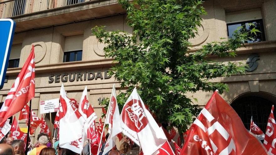 Los manifestantes por unas pensiones dignas cortan la avenida de España de Cáceres