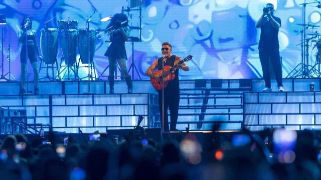 Alejandro Sanz atrajó a Son Moix a Maria Antònia Munar, que saboreaba un chupachups, así como a la madre y a la hermana de Rafel Nadal, que ha vuelto al estrellato con el recuento de sus lesiones en Netflix.