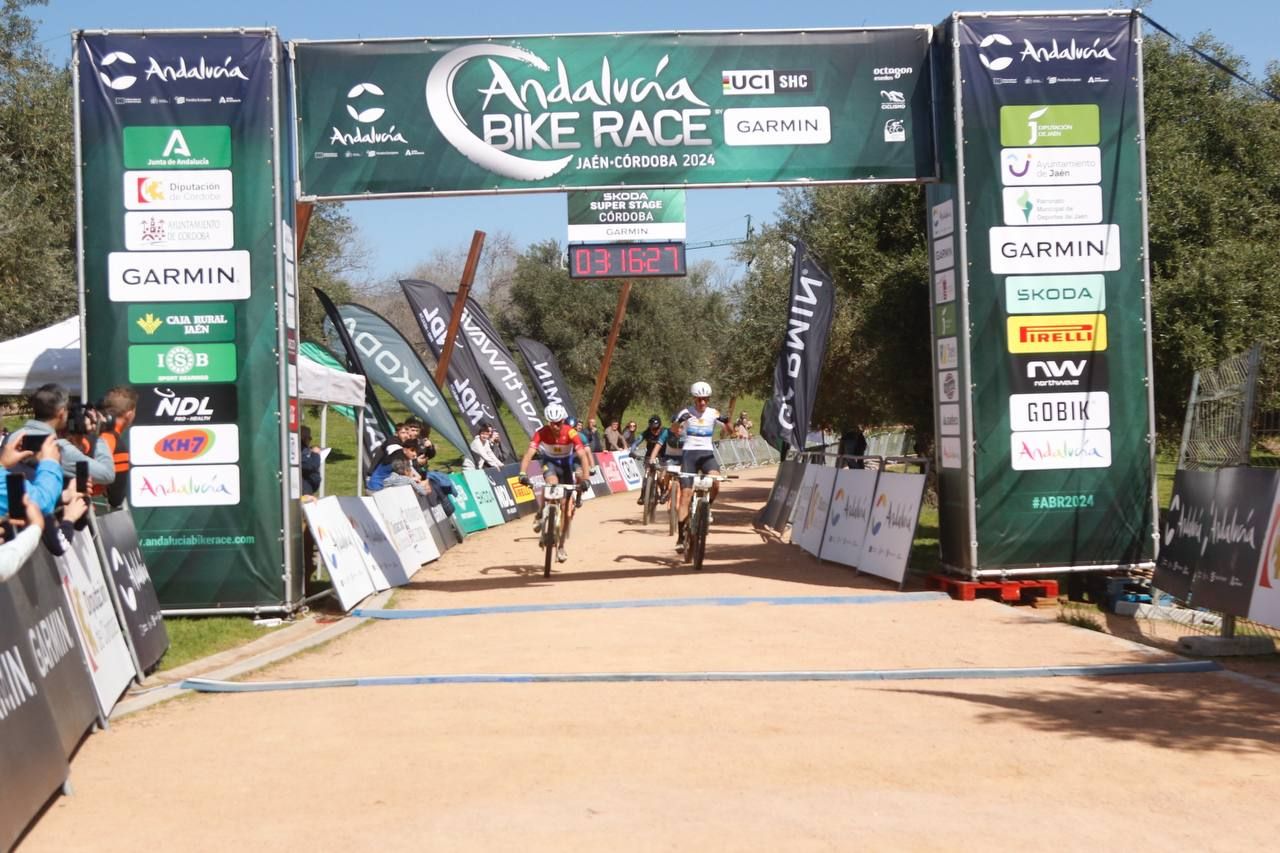 La Andalucía Bike Race a su paso por Córdoba en imágenes