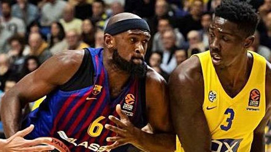 Johnny O&#039;Bryant, un dels millors del Maccabi, defensa Chris Singleton