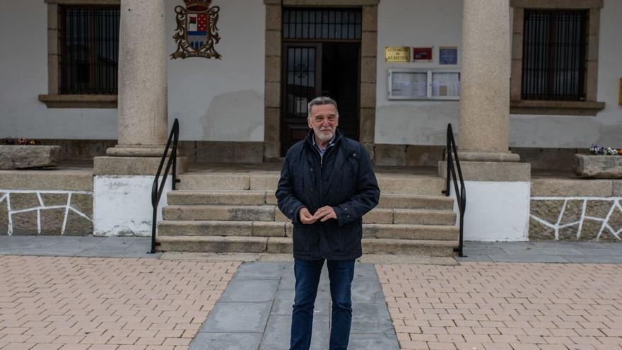 MIguel Alejo, alcalde de Almeida de Sayago, a la puerta del Ayuntamiento. | I. G.