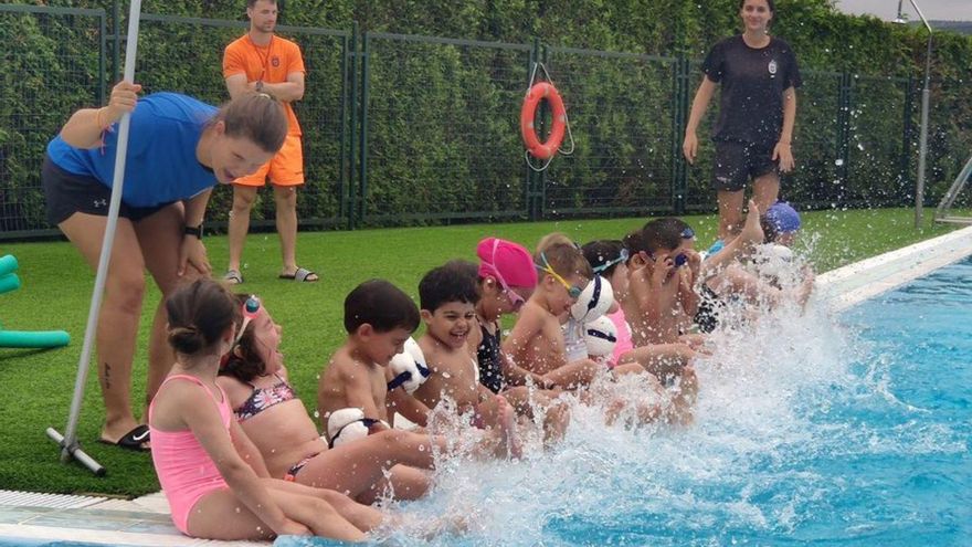 Pequeños carraleses aprenden a nadar | LOC