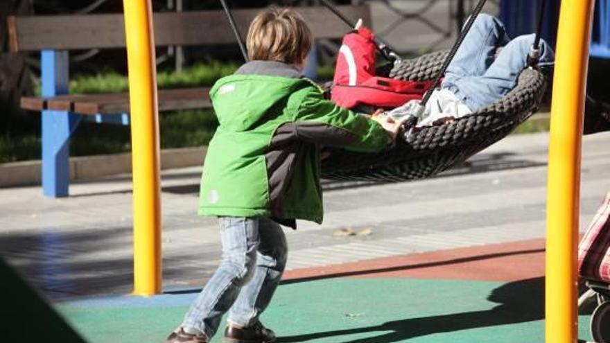 Niños jugando en un parque de Alicante.