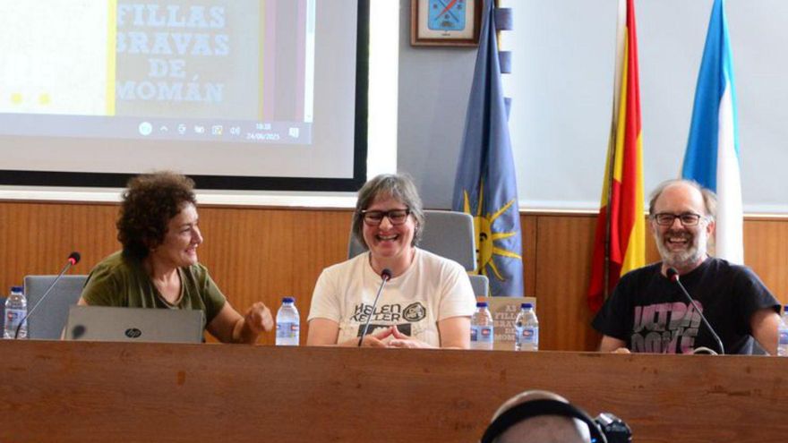 Tres libros en el salón de plenos en honor a las cantareiras