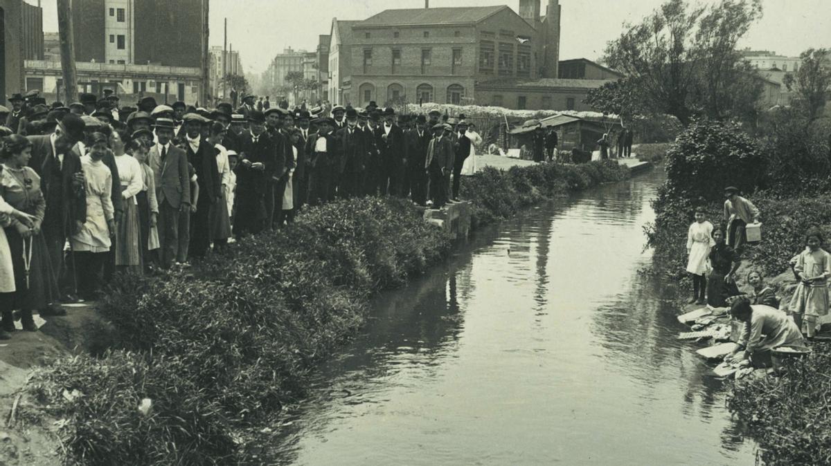 Fotografía histórica de la inauguración de las obras del desvió del Rec Comtal, en 1916