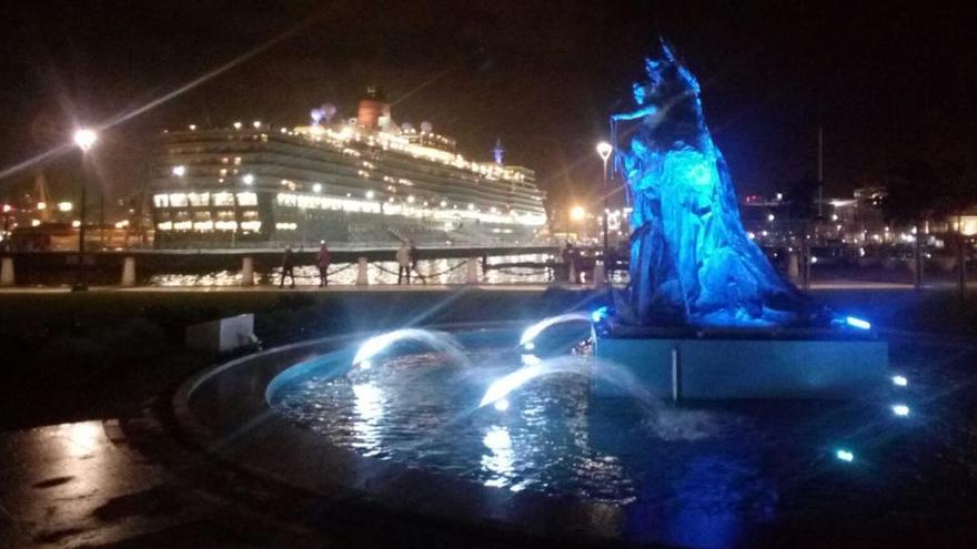 El &#039;Queen Elisabeth&#039; deslumbra con su puesta en escena nocturna en el muelle de Transatlánticos