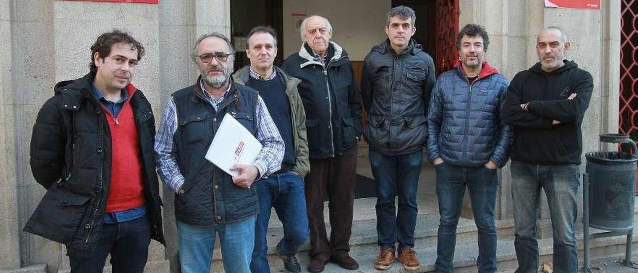 Miembros de la Plataforma Pro Campus de Ourense delante del edificio sindical. // Iñaki Osorio