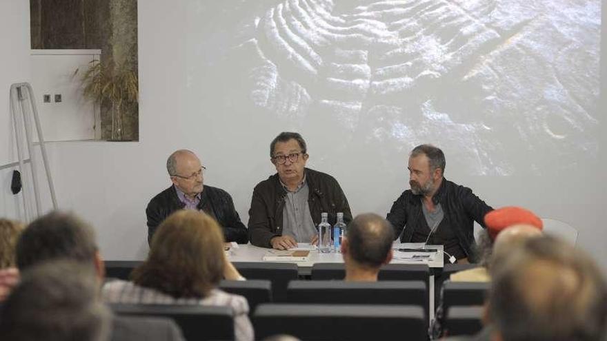 Lalín acoge una mesa redonda como tributo a Manuel Moldes. La biblioteca municipal de Lalín acogió ayer una mesa redonda sobre la figura del artista Manuel Moldes. En la cita intervino Miguel Fernández- Cid y Xulio Gil. Esta iniciativa también se incluye dentro de las actividades de la XIV Bienal &quot;Pintor Laxeiro&quot;, que continúa abierta al público hasta el 31 de julio en el museo de Lalín y que es un tributo más a este profesor y pintor pontevedrés, que falleció en 2017.  Bernabé/Javier Lalín