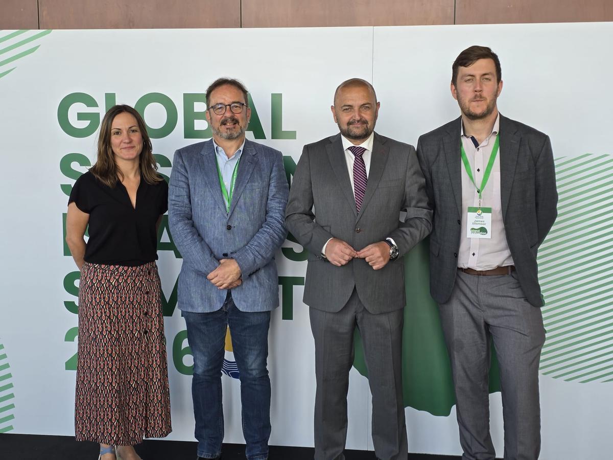 Raúl García Brink y Carlos Álamo y representantes de la entidad