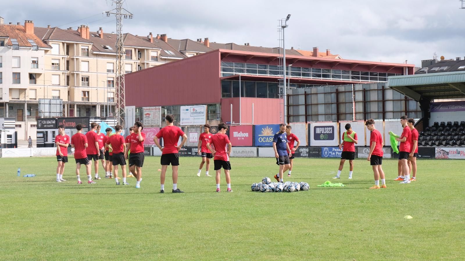 La cantera del fútbol profesional entrena en Villaviciosa: así es el campus de Marcelino García Toral