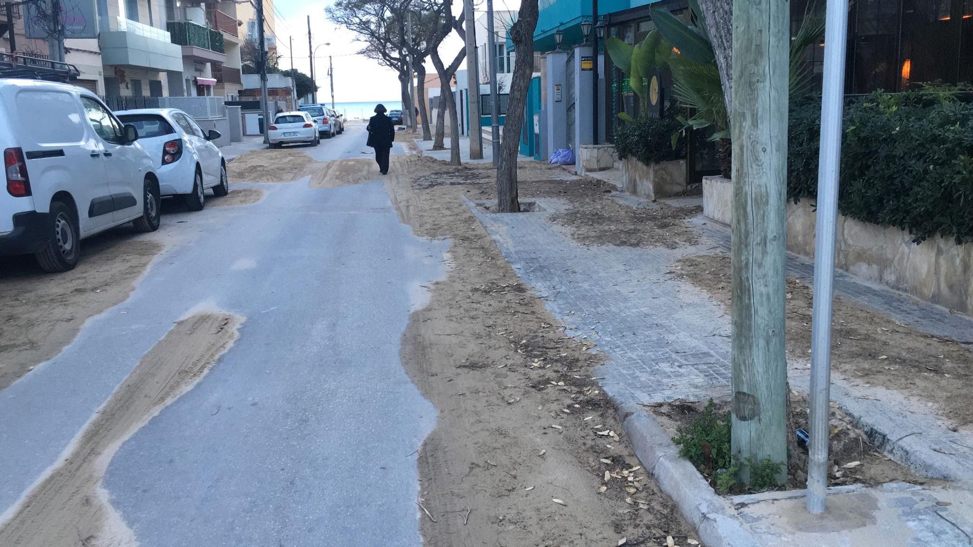 FOTOS| El tiempo en Mallorca: Grandes cantidades de arena invaden la primera línea de Ciudad Jardín, en Palma