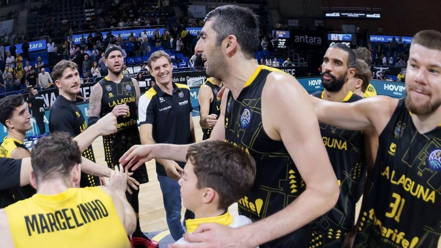 Los jugadores del CB Canarias celebran su victoria de este pasado martes. | E. COBOS (CBC)