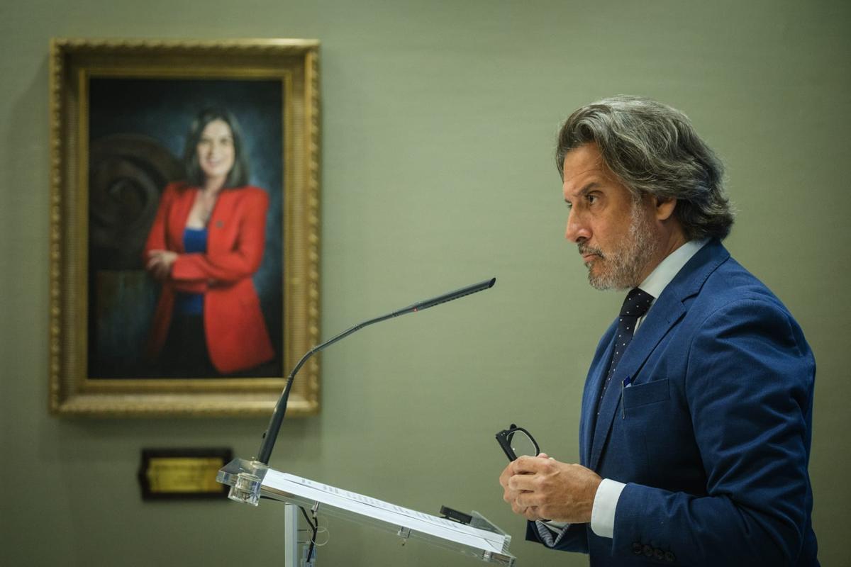 Gustavo Matos en rueda de prensa en el Parlamento de Canarias