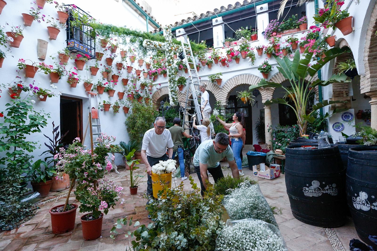 Ultiman los detalles de las Cruces de Mayo en Córdoba