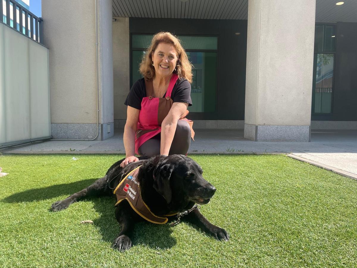 Eika, perra del programa de apoyo a menores en sedes judiciales que acaba de ser condecorada tras ocho años de servicio, con su dueña, Saskia.