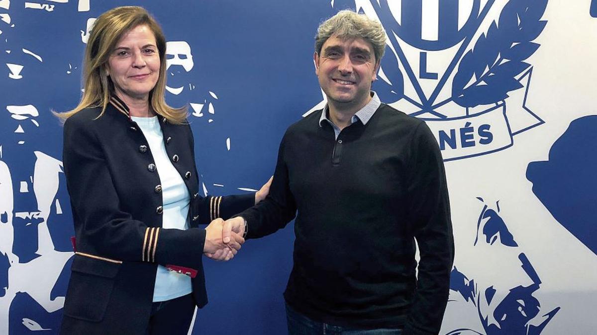 María Victoria Pavón, entonces presidenta del Leganés, junto a Txema Indias en el club madrileño en 2015.