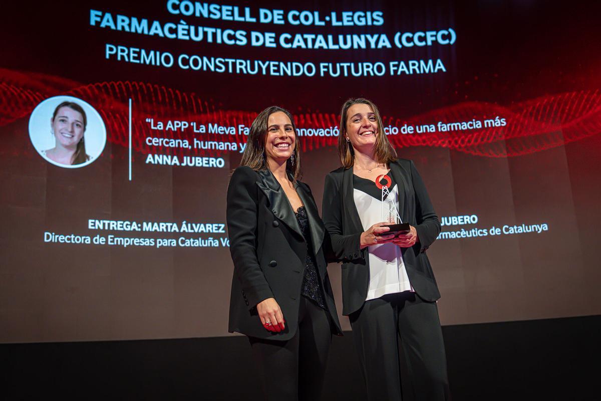 Barcelona, 30/10/2025 Economía.  Gala 25 aniversario Vodafone, Catalunya. Premio COnstruyendo Futuro Farma a Consell de Col.legis Farmacèutics de Catalunya. Entregado a Anna Jubero Vocal del Consell del Col.legi Farmaceutics de Catalunya. Entrega Marta Álvarez Directora de EMpresas para Catalunya Vodafone. AUTOR: MANU MITRU