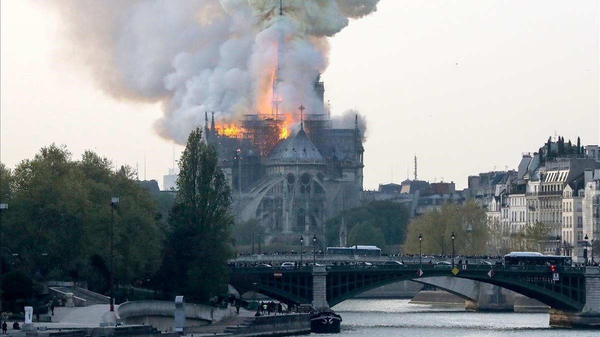 El fuego es visible desde los exteriores del tempo, sobre el que se eleva una enorme columna de humo.