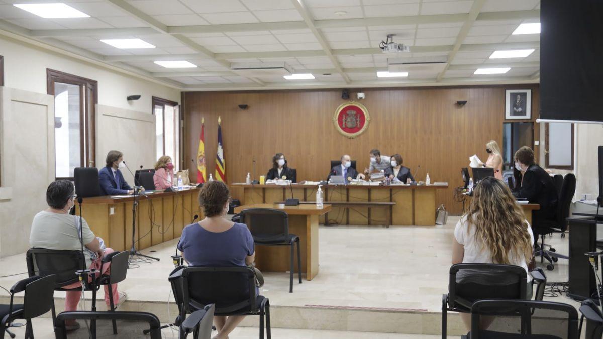 Las tres acusadas durante el juicio