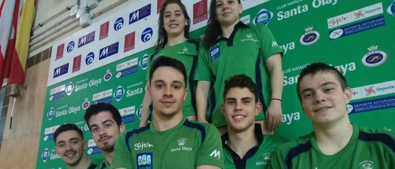 Varios de los nadadores del Santa Olaya que participarán en el Nacional que se disputa en Málaga posan en el club.