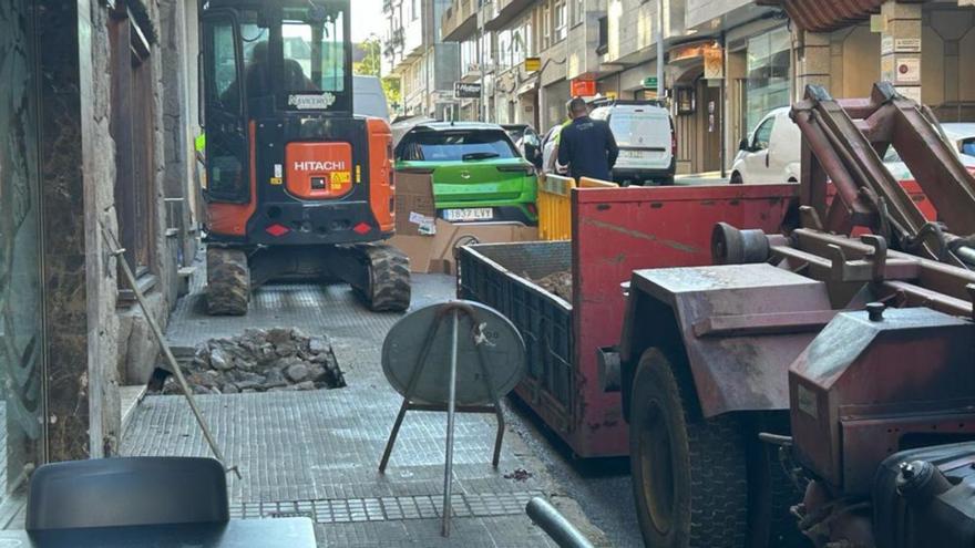 La rotura de una tubería deja sin agua a tres calles del casco urbano de Lalín