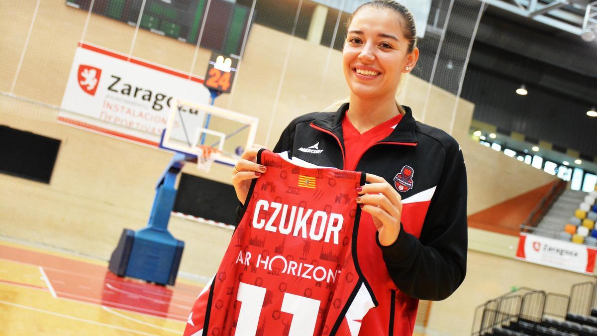 Czukor, en su presentación como jugadora del Caademont en el pabellón Siglo XXI.
